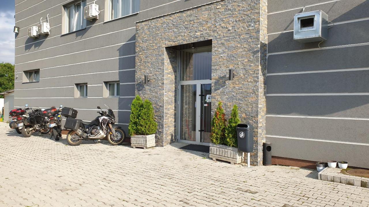 Garni Hotel Saradis ครูเชวัซ ภายนอก รูปภาพ