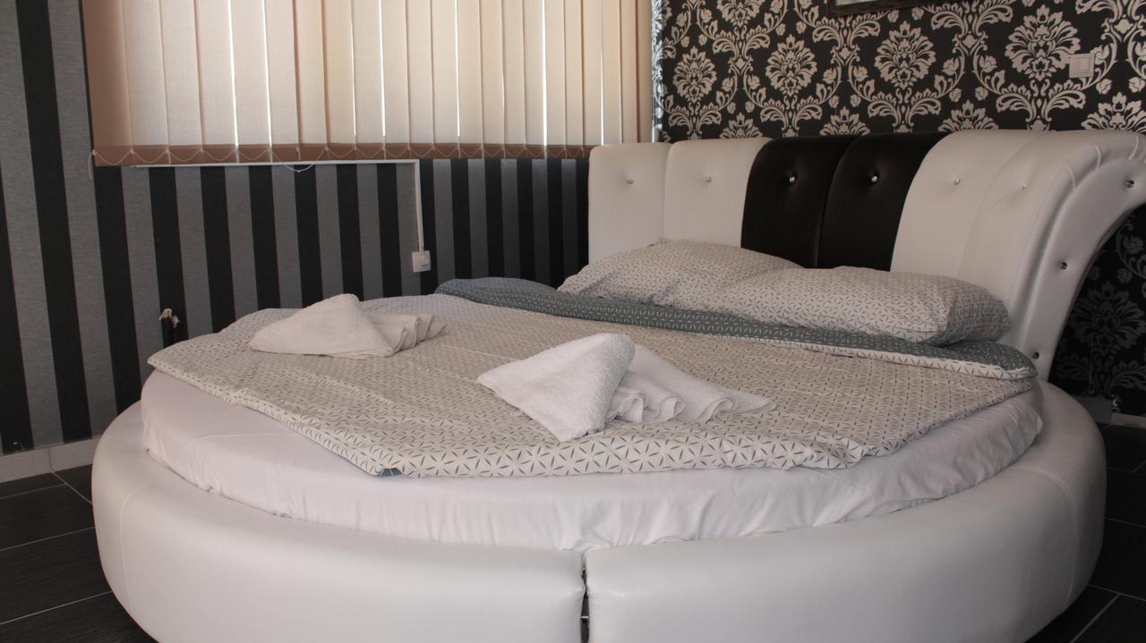 Garni Hotel Saradis ครูเชวัซ ภายนอก รูปภาพ