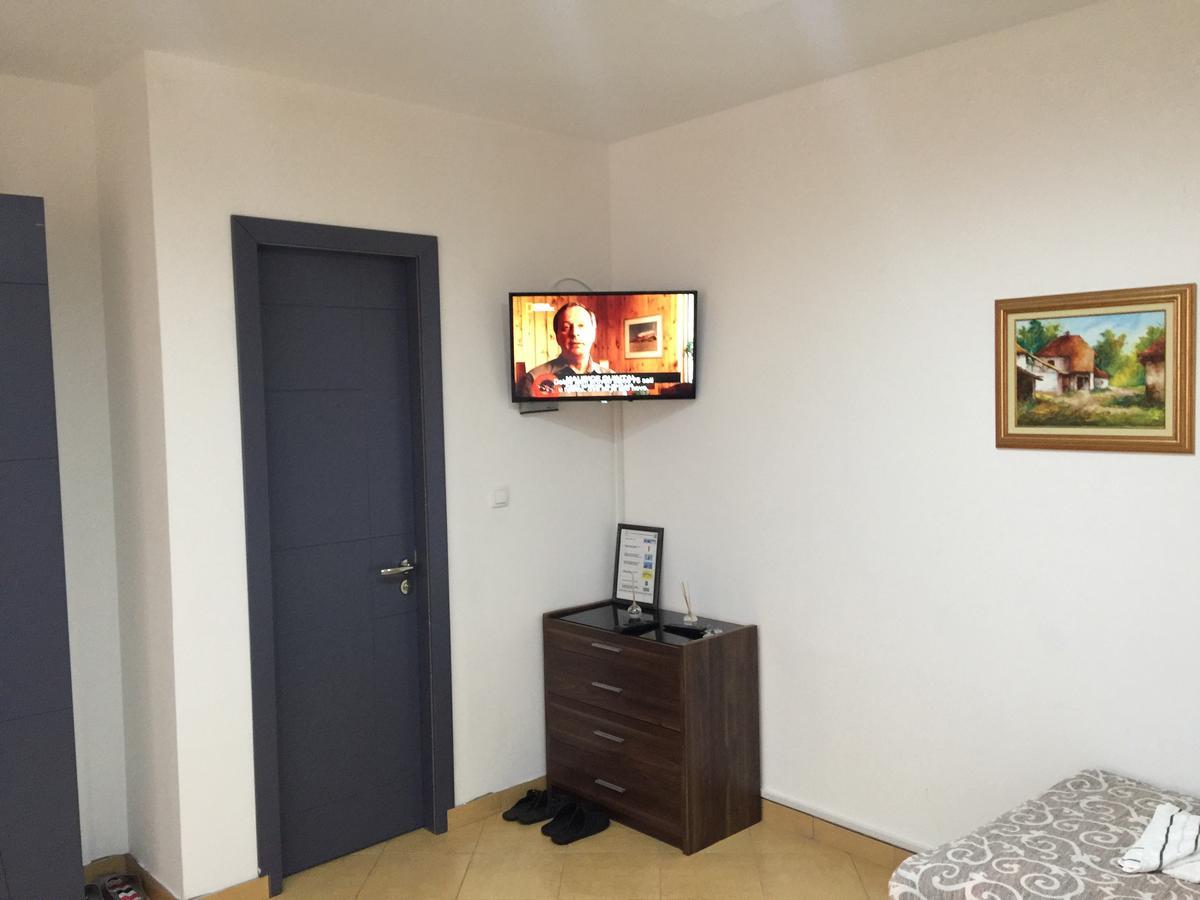 Garni Hotel Saradis ครูเชวัซ ภายนอก รูปภาพ