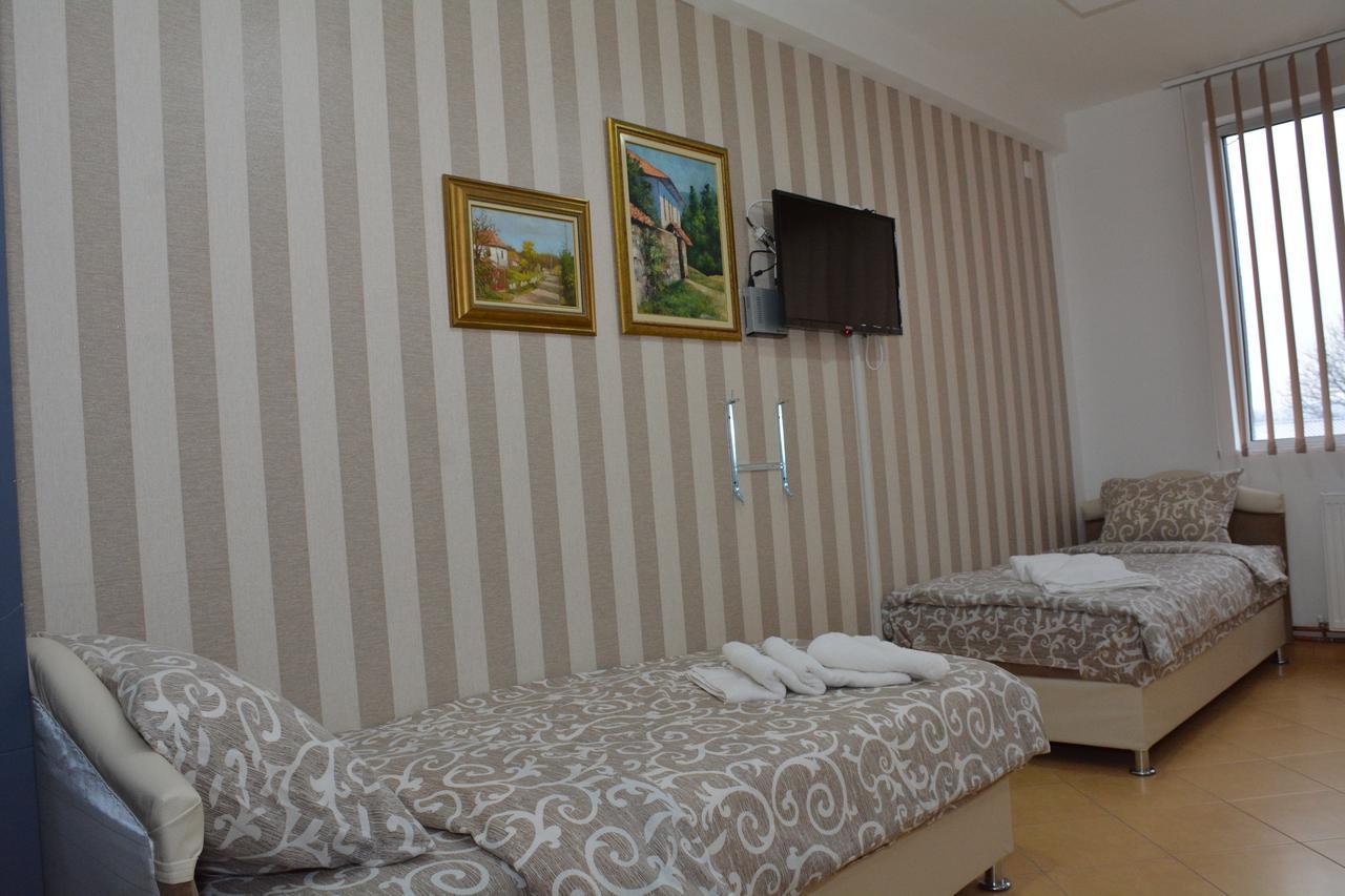 Garni Hotel Saradis ครูเชวัซ ภายนอก รูปภาพ