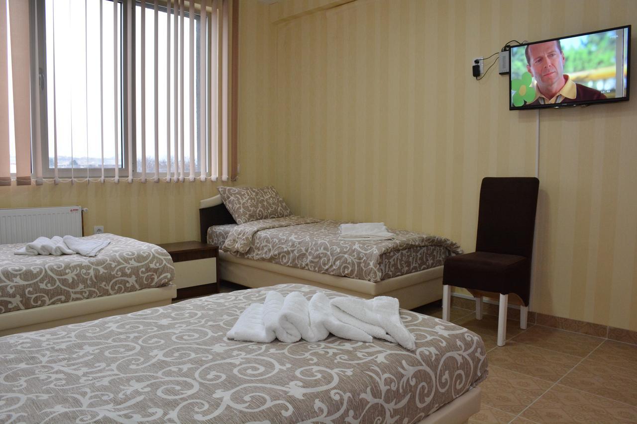 Garni Hotel Saradis ครูเชวัซ ภายนอก รูปภาพ