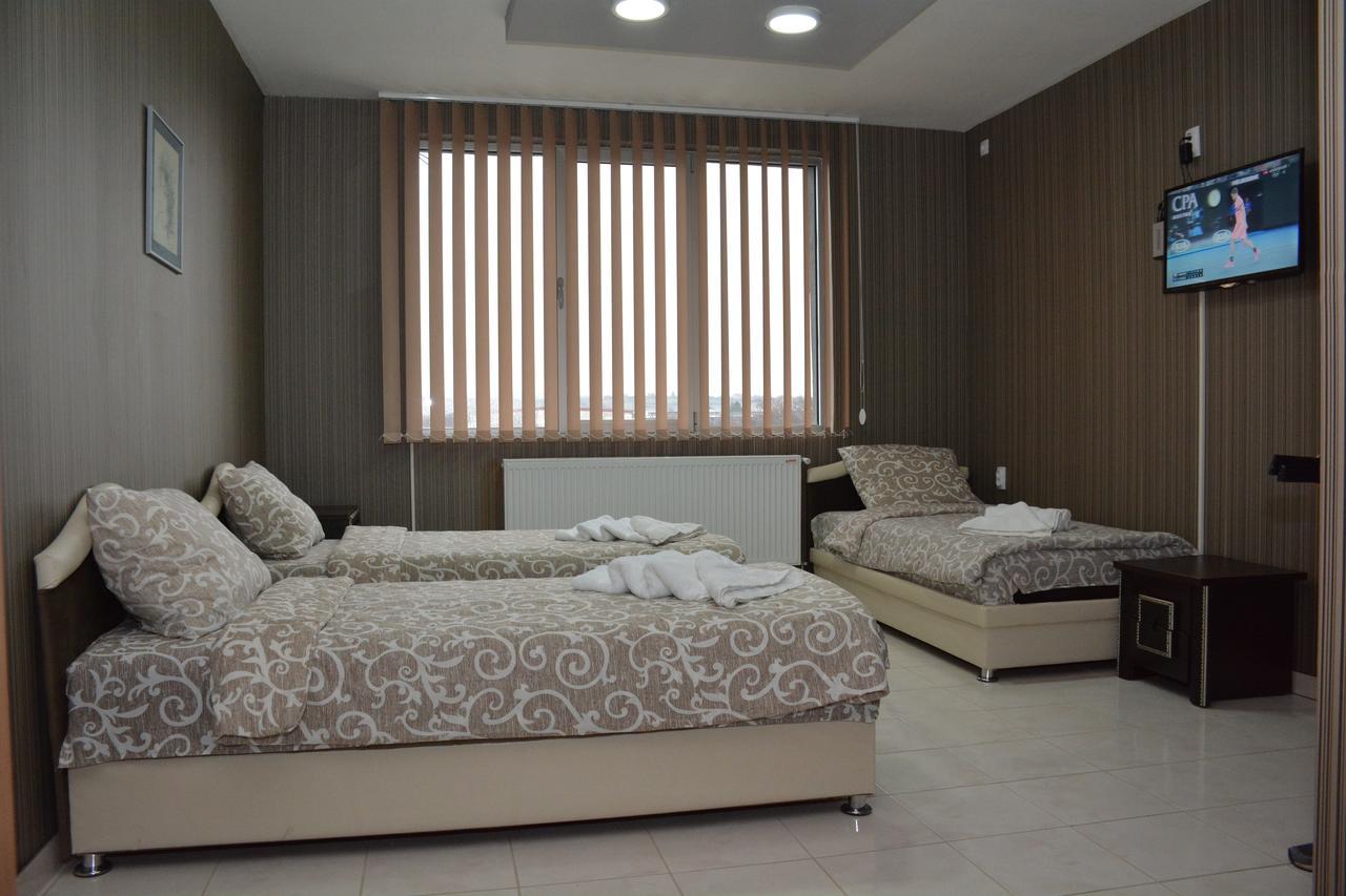 Garni Hotel Saradis ครูเชวัซ ภายนอก รูปภาพ