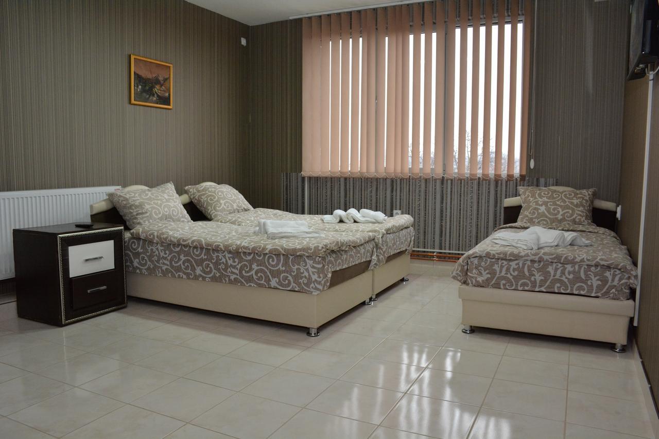 Garni Hotel Saradis ครูเชวัซ ภายนอก รูปภาพ