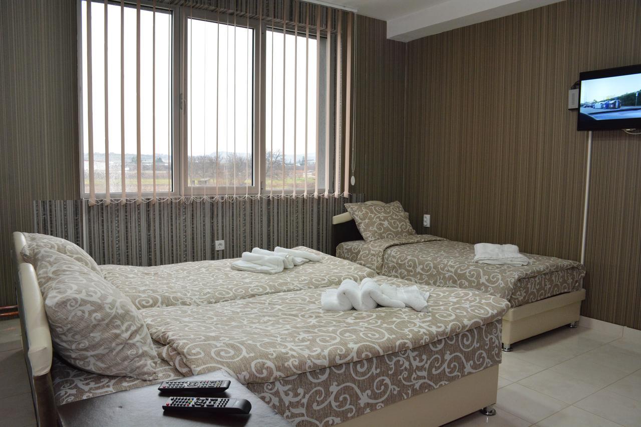 Garni Hotel Saradis ครูเชวัซ ภายนอก รูปภาพ